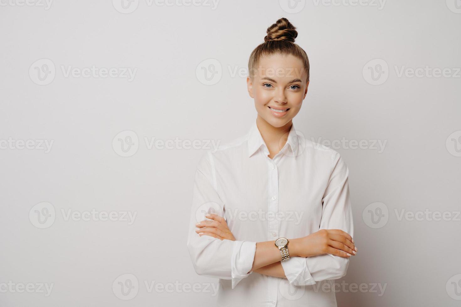 bella lavoratrice dell'azienda che è di buon umore foto