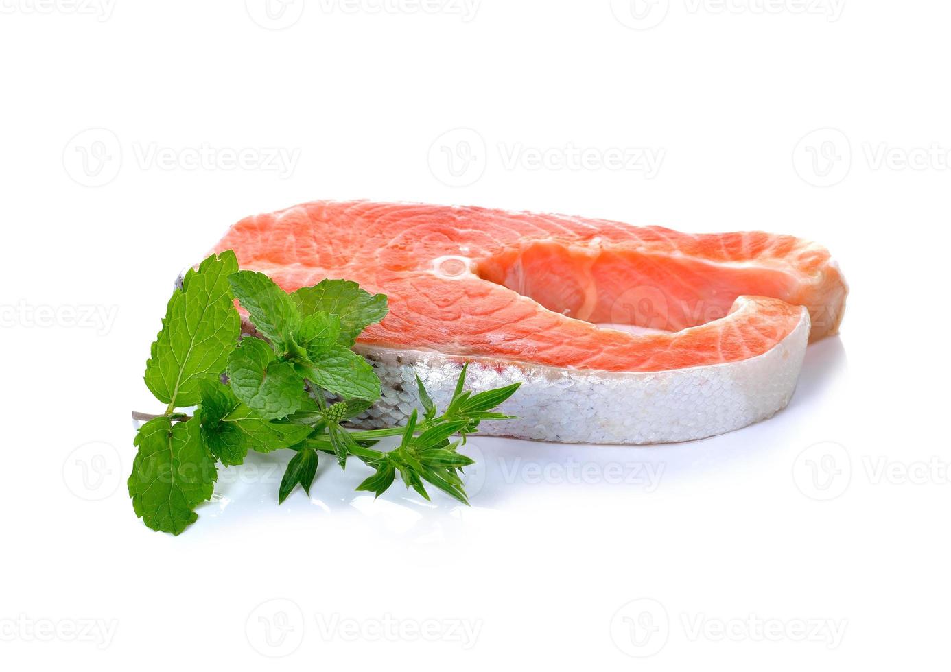 filetto di salmone fresco con verdure foto