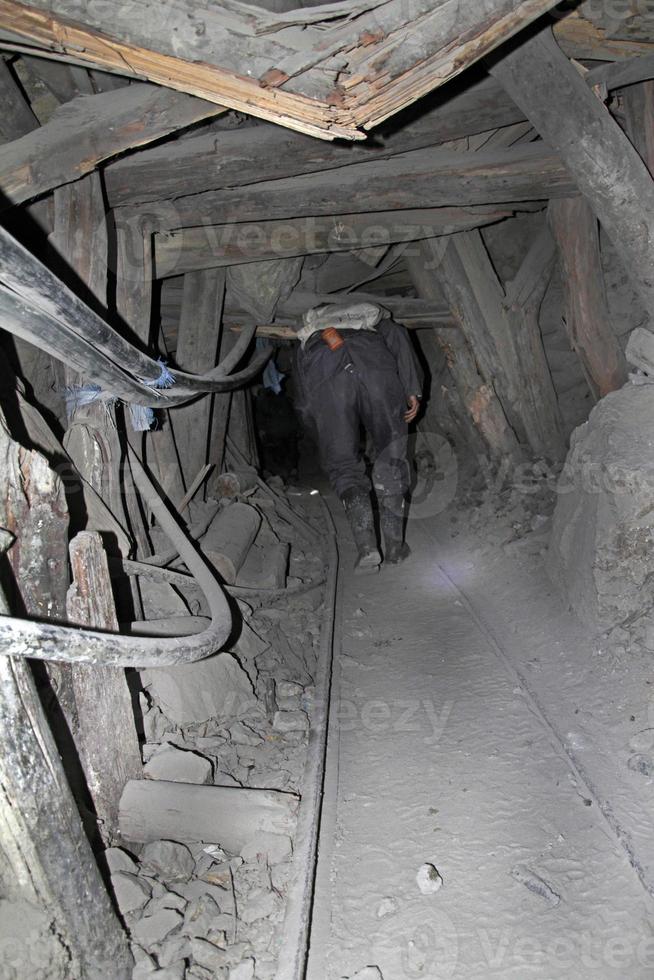 minatori si fa strada attraverso un pozzo pericolosamente instabile nella montagna cerro rico. foto