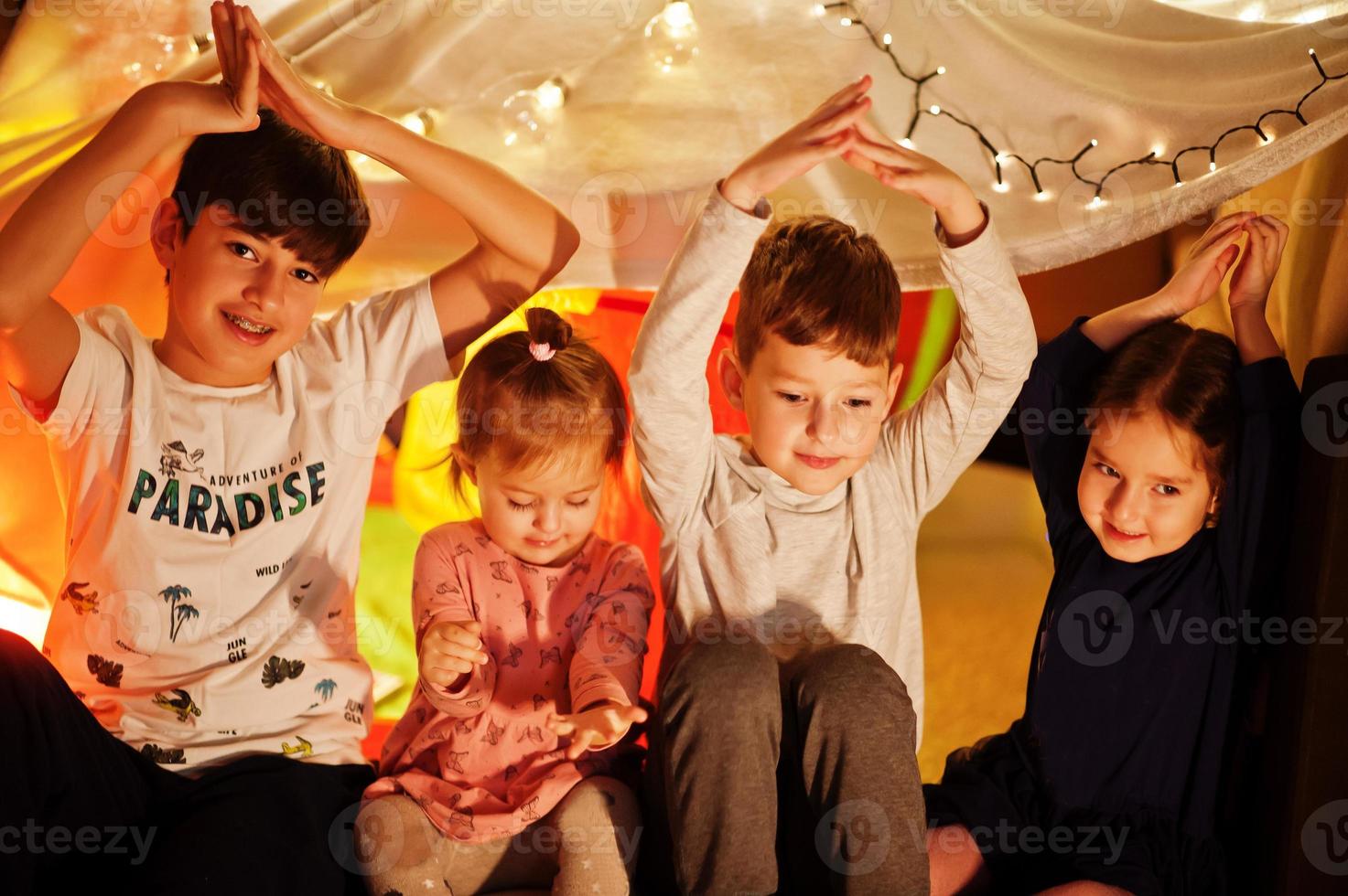 giocare con i bambini in tenda di notte a casa. umore hygge. foto