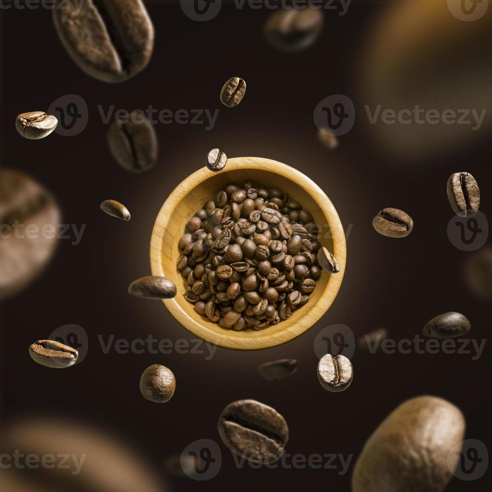 chicchi di caffè in volo su uno sfondo scuro foto