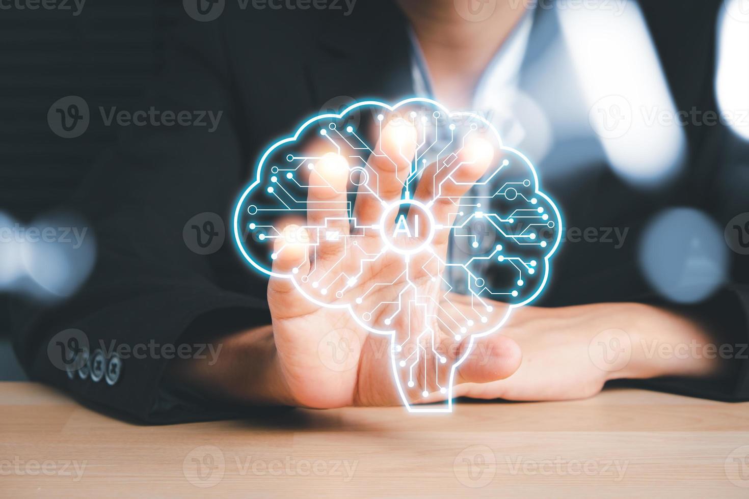 intelligenza artificiale ai, mano della donna d'affari che tocca l'intelligenza artificiale del cervello olografico, concetto di Internet delle cose iot. foto