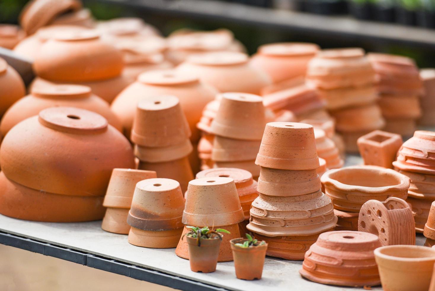 fioriera in terracotta nella pianta del vivaio - vasi in terracotta per piante e fiori da giardino vasi e vasi da fiori decorativi varie dimensioni foto