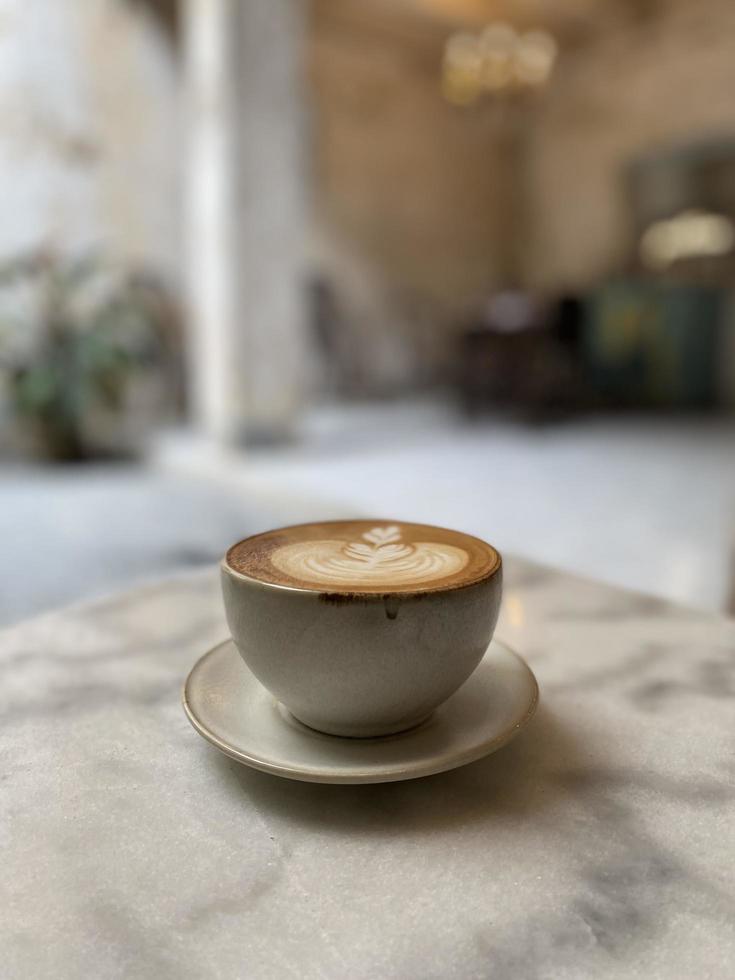 tazza di caffè calda sul tavolo foto