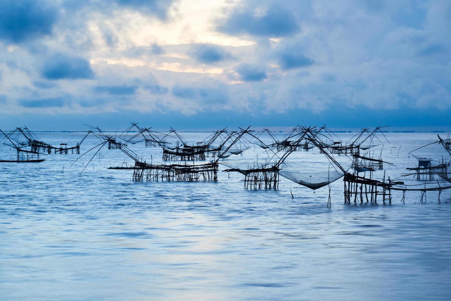 reti da pesca quadrate giganti per la cattura di pesci su sfondo con cielo nuvoloso foto