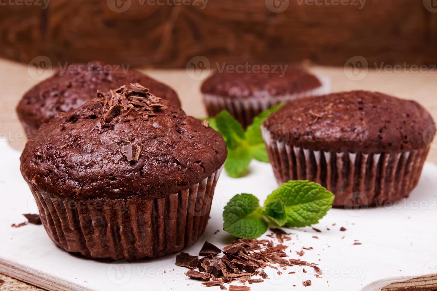 Primo piano di muffin al cioccolato foto