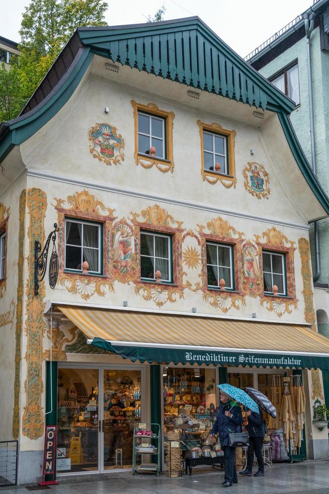 St Wolfgang, Austria, 2017. Edificio altamente decorato e negozio a St Wolfgang foto