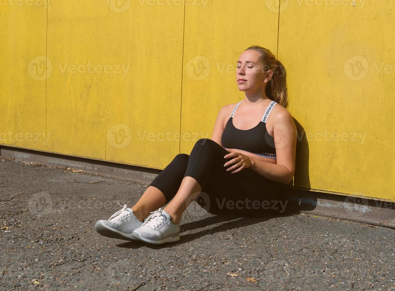 bella donna rilassante dopo l'allenamento foto