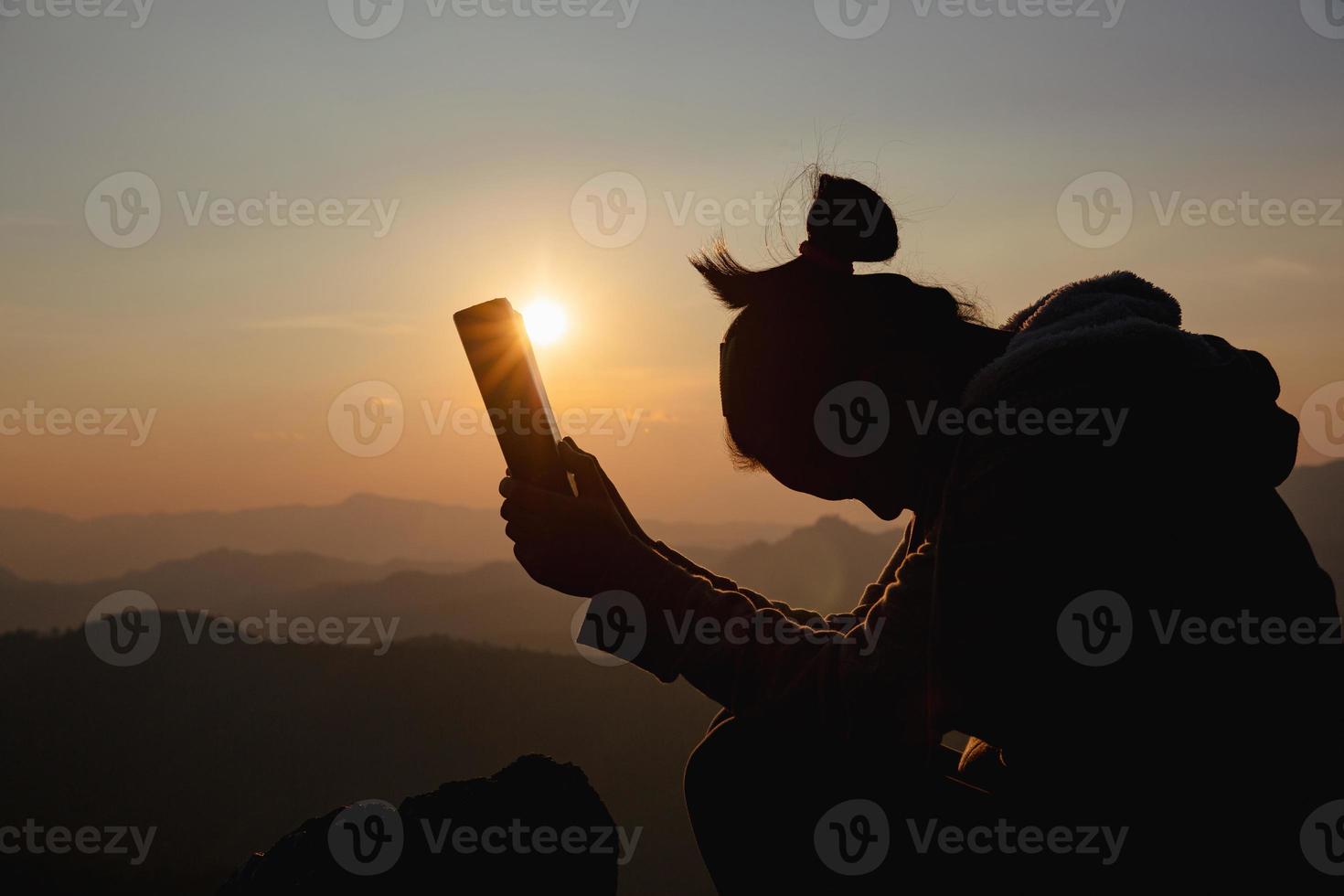 donna con la Bibbia foto