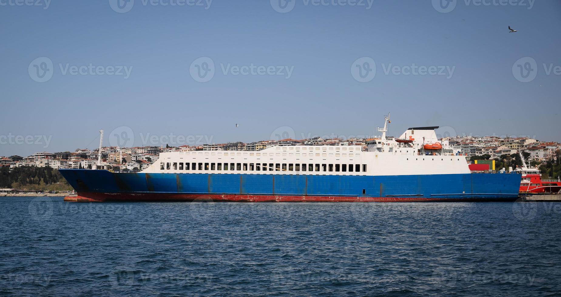 nave da carico in porto foto