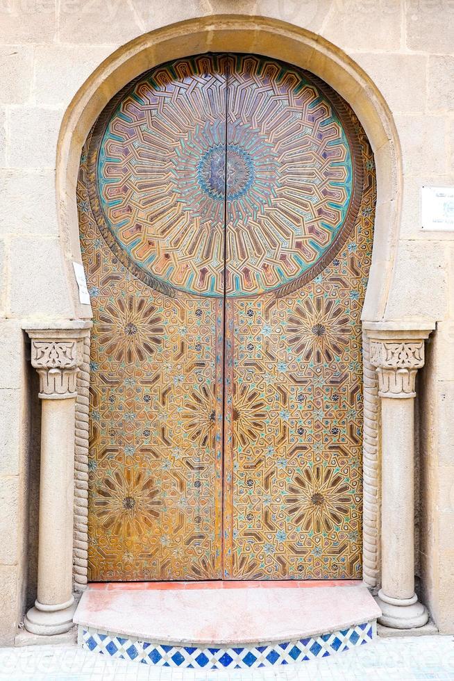 porta di un edificio nella kasbah degli udaya a rabat, in marocco foto