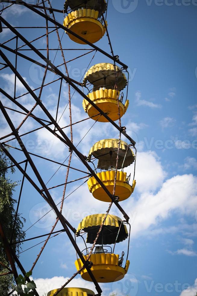 ruota panoramica, città di pripyat nella zona di esclusione di chernobyl, ucraina foto