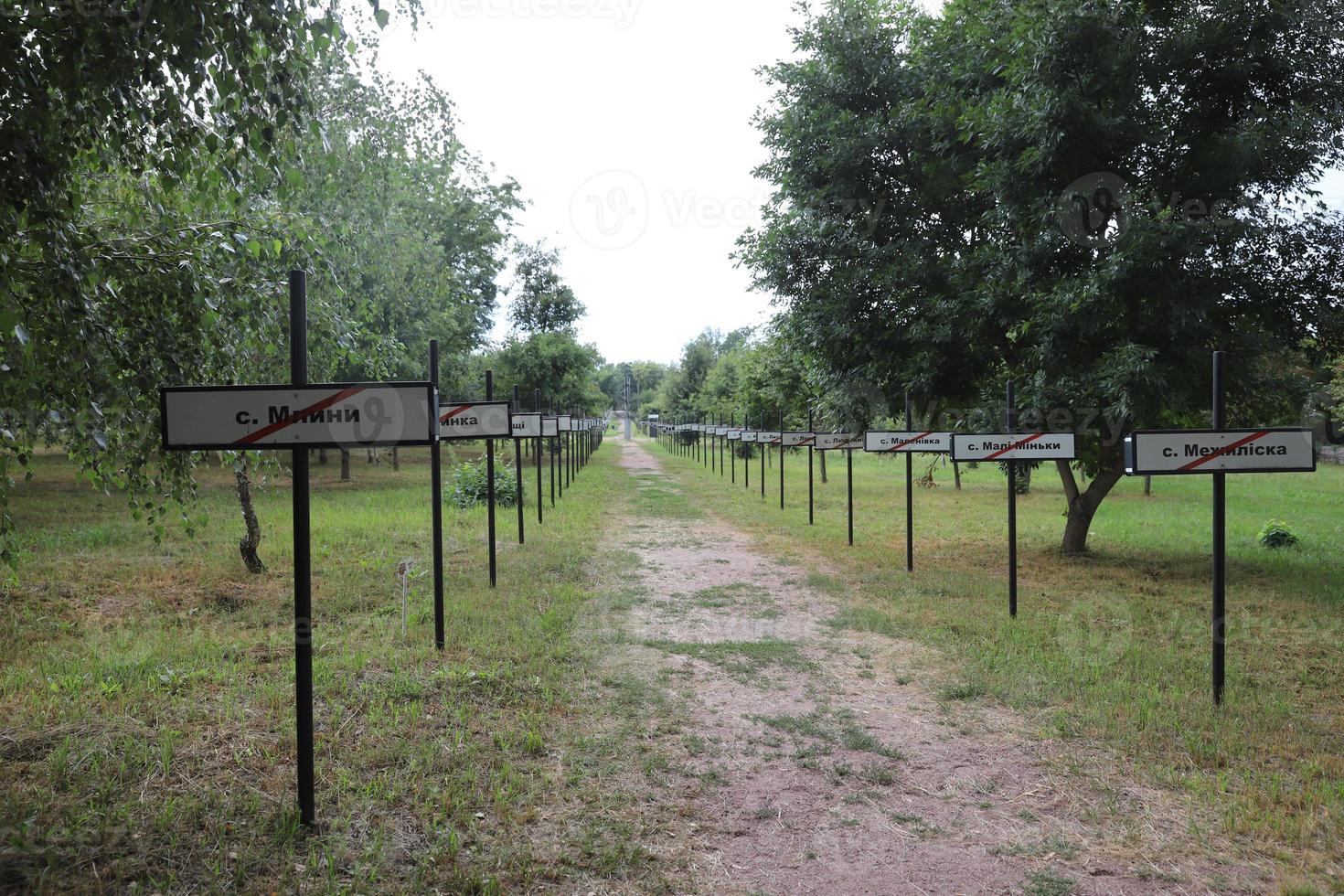 complesso commemorativo di villaggi reinsediati nella zona di esclusione di chernobyl, ucraina foto