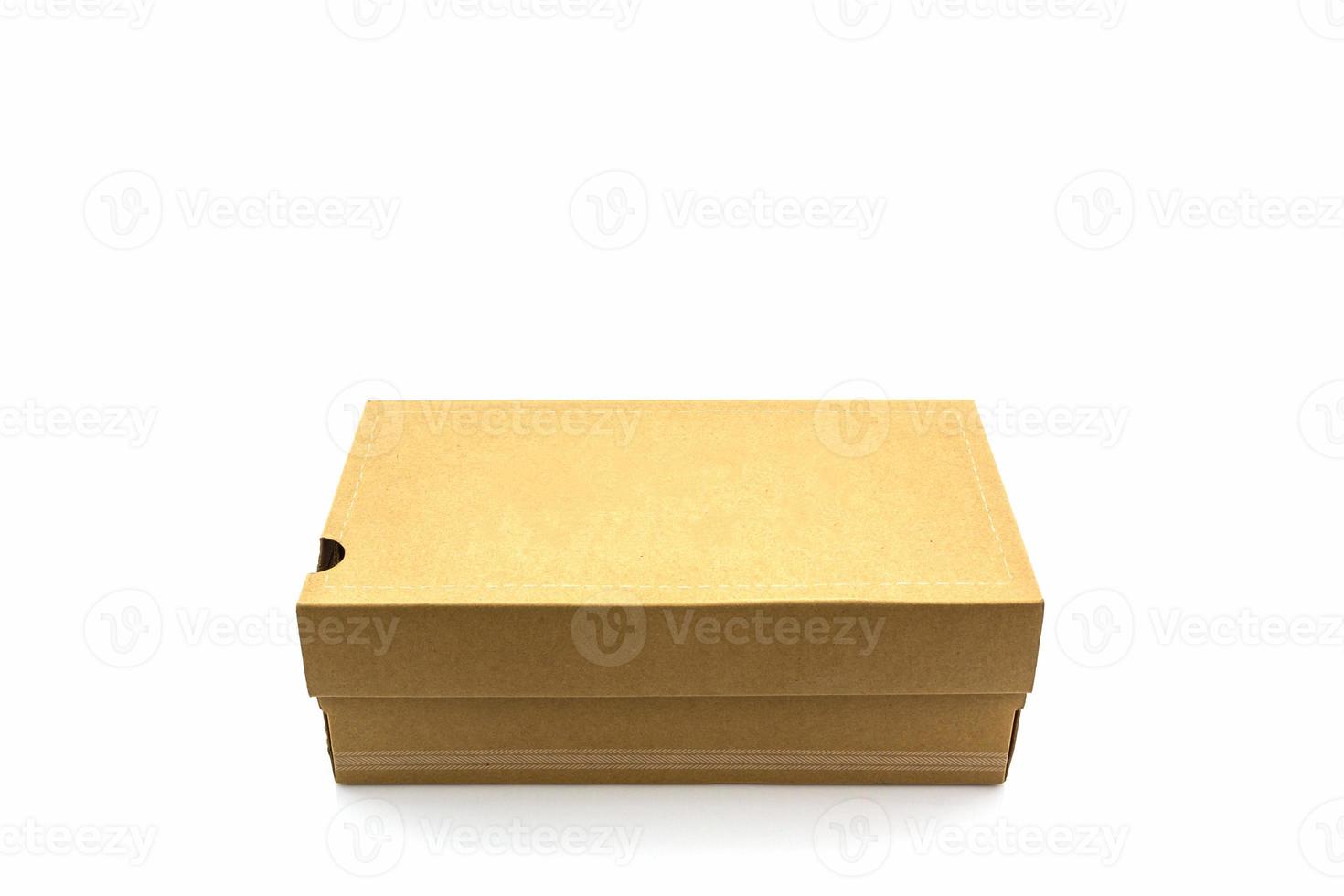 scatola di scarpe marrone su fondo bianco con il percorso di ritaglio. foto