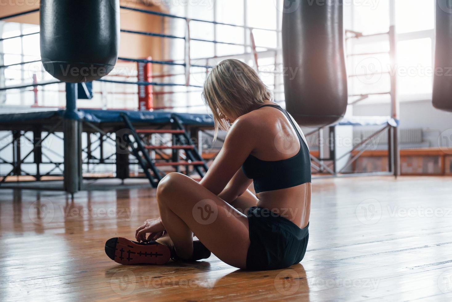 aspettando il recupero della resistenza. stanco dopo l'allenamento. riposarsi in palestra per l'allenamento di box sport foto