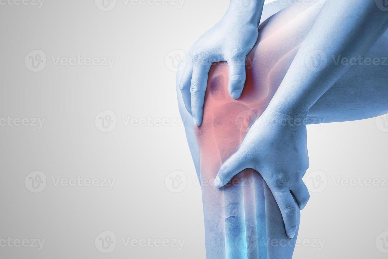 infortunio al ginocchio umano dolore al ginocchio dolore articolare persona medica che evidenzia il tono bianco e nero sul ginocchio foto
