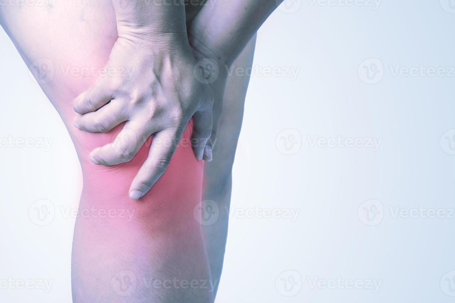 lesioni al ginocchio negli esseri umani .dolore al ginocchio, dolori articolari persone mediche, evidenziazione monotona al ginocchio foto