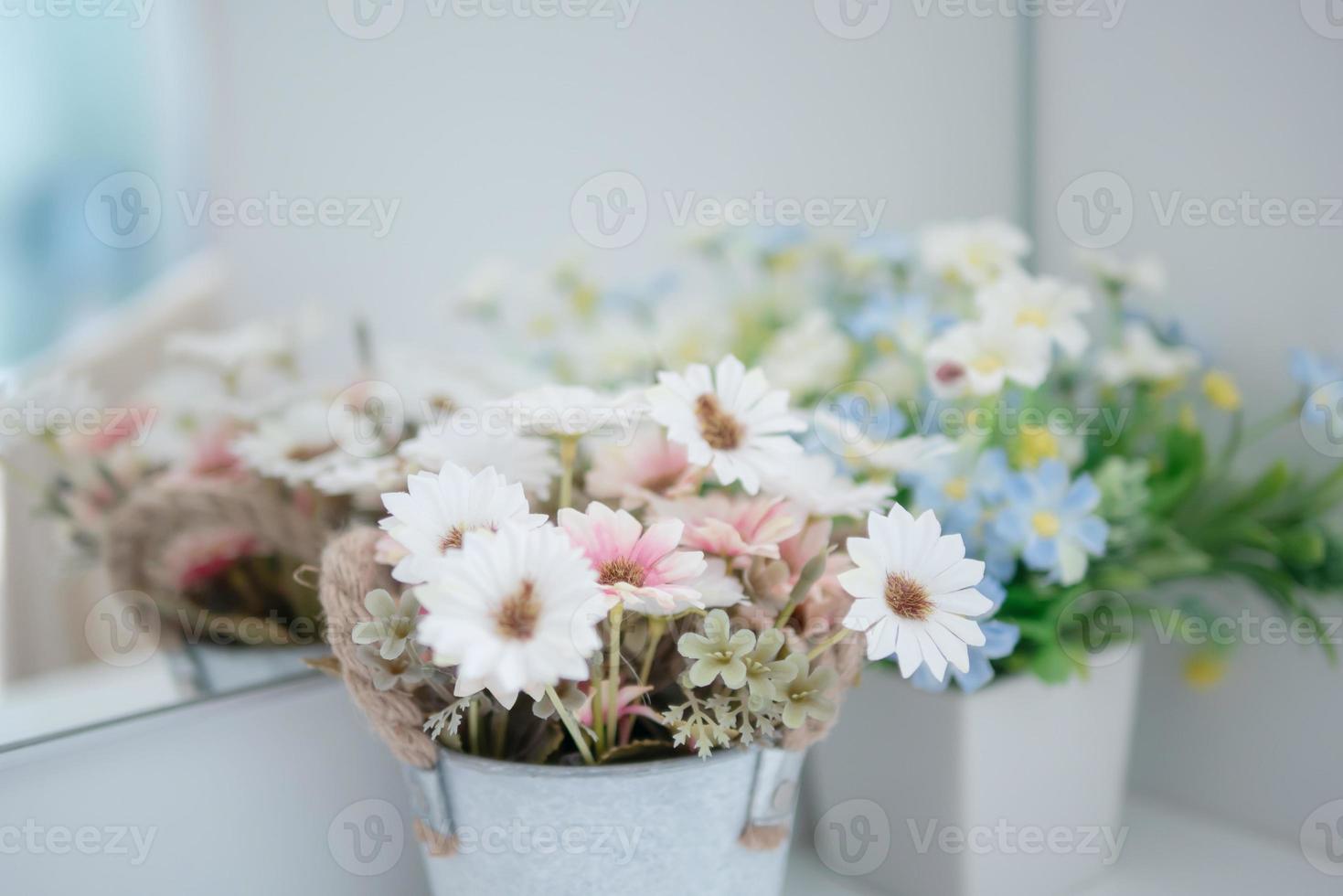 sfocare i fiori con il riflesso del polline nello specchio foto