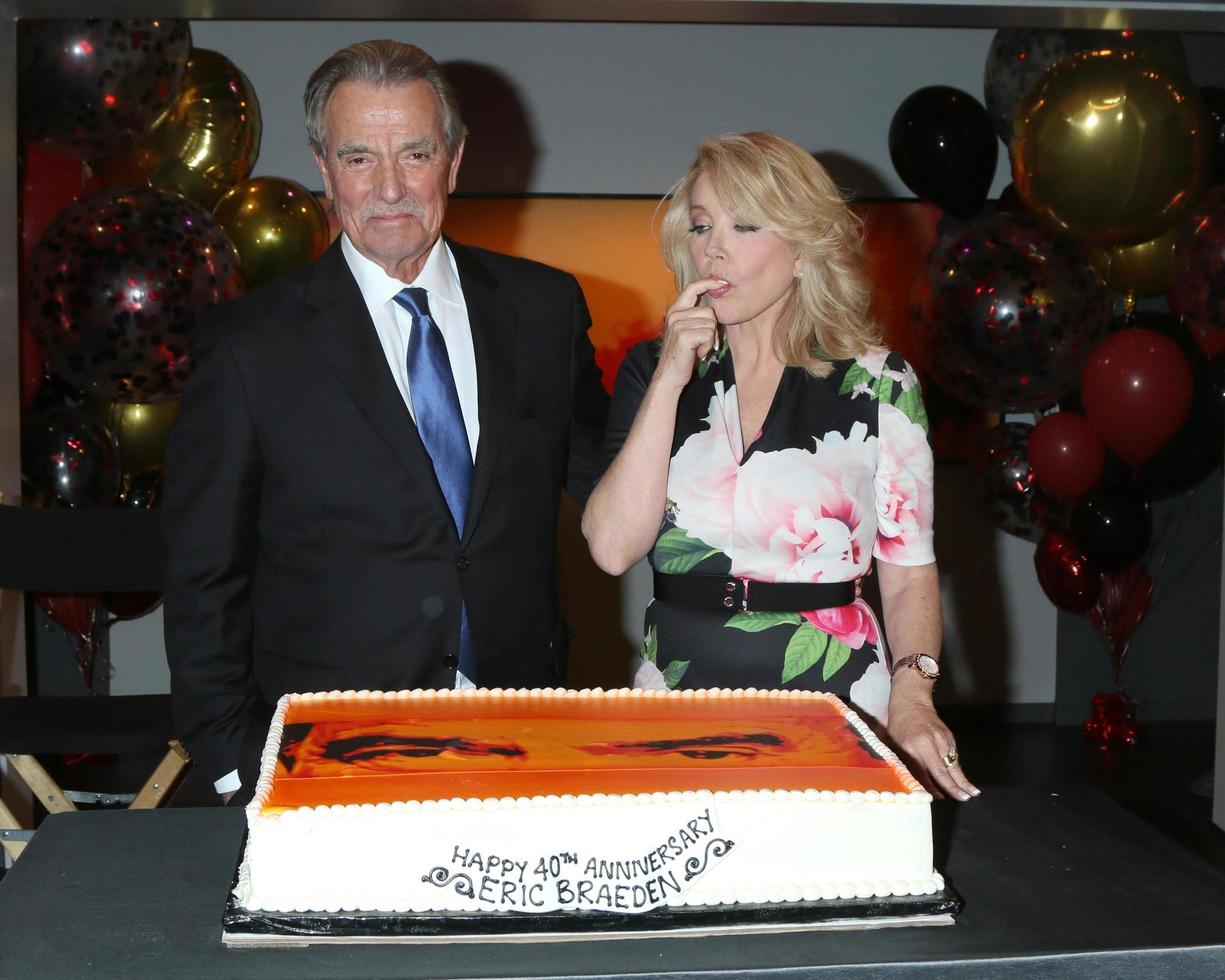 los angeles 7 febbraio - eric braeden e melody thomas scott alla celebrazione del 40° anniversario di eric braeden sui giovani e gli irrequieti nella città televisiva il 7 febbraio 2020 a los angeles, ca foto