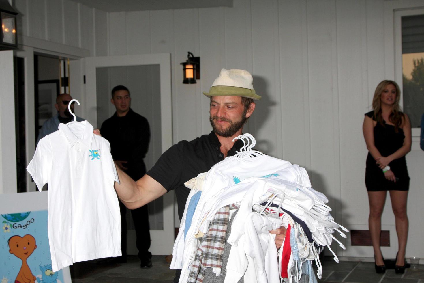 los angeles, 28 aprile - carmine giovinazzo al lancio della linea di abbigliamento baby gagoo di vanessa marcil-giovinazzo a casa privata il 28 aprile 2012 a malibu, ca foto