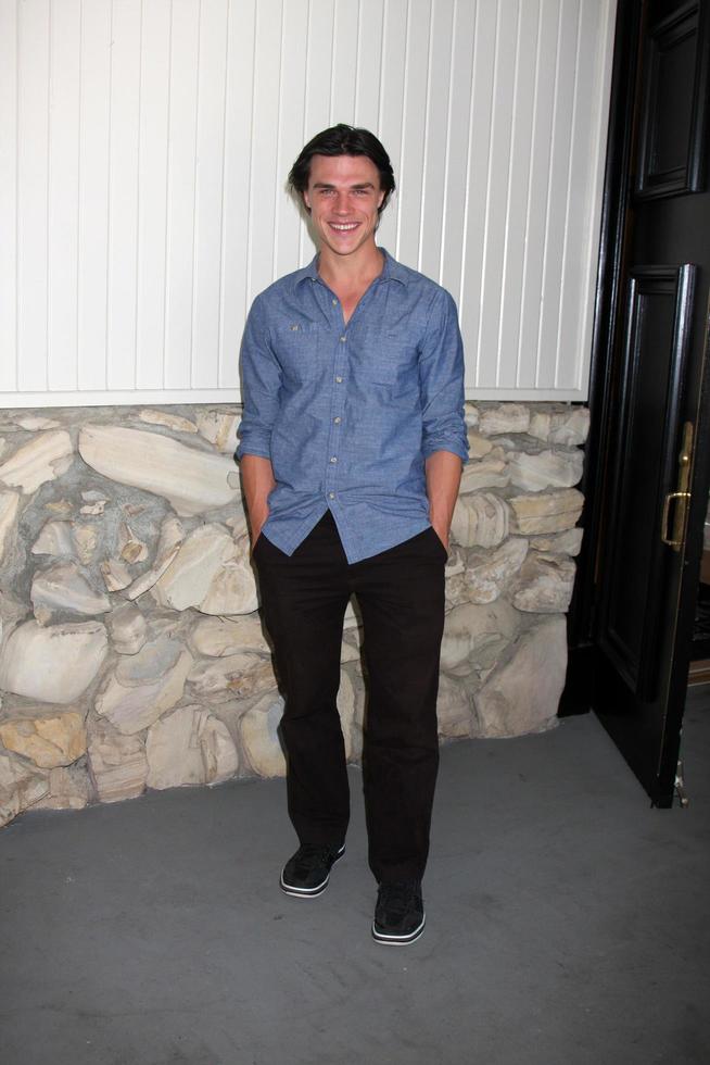 los angeles 25 settembre - finn wittrock arriva al pranzo del fan club di tutti i miei bambini 2010 presso lo sportsman s lodge il 25 settembre 2010 a studio city, ca foto