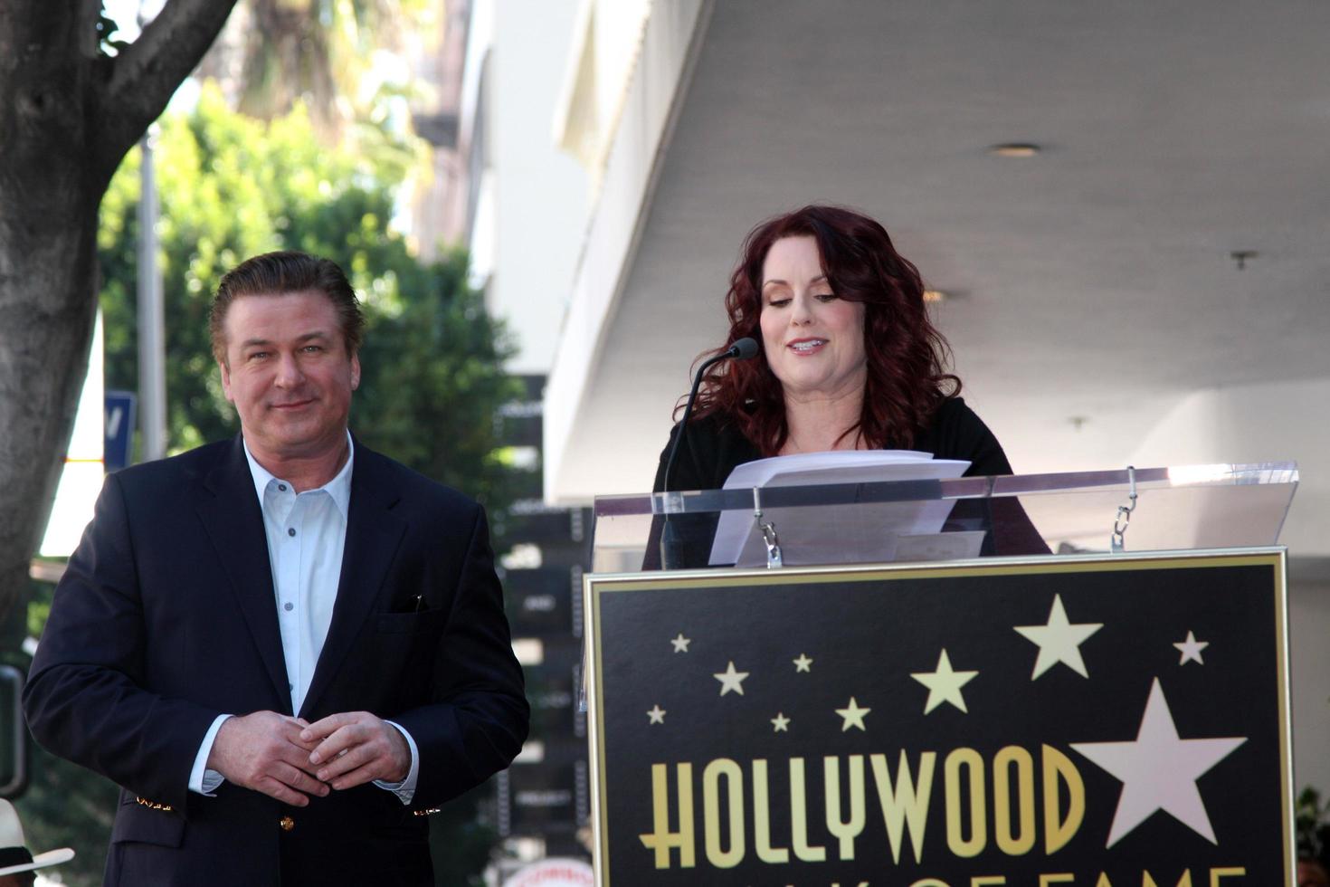 los angeles 14 febbraio - alec baldwin, megan mullally alla cerimonia della stella Walk of fame per alec baldwin al ristorante beso il 14 febbraio 2011 a los angeles, ca foto