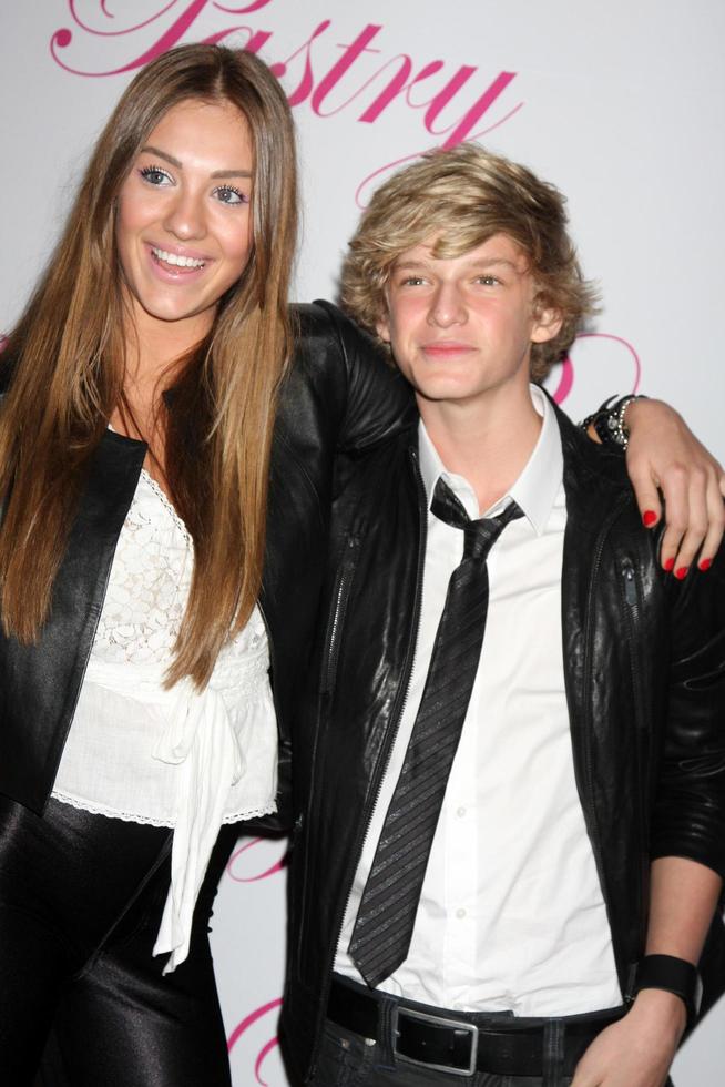 los angeles, 19 gennaio - jazmin feldman, cody simpson arriva alla festa del quattordicesimo compleanno di cody simpson al pacific park al molo di santa monica il 19 gennaio 2011 a santa monica, ca foto