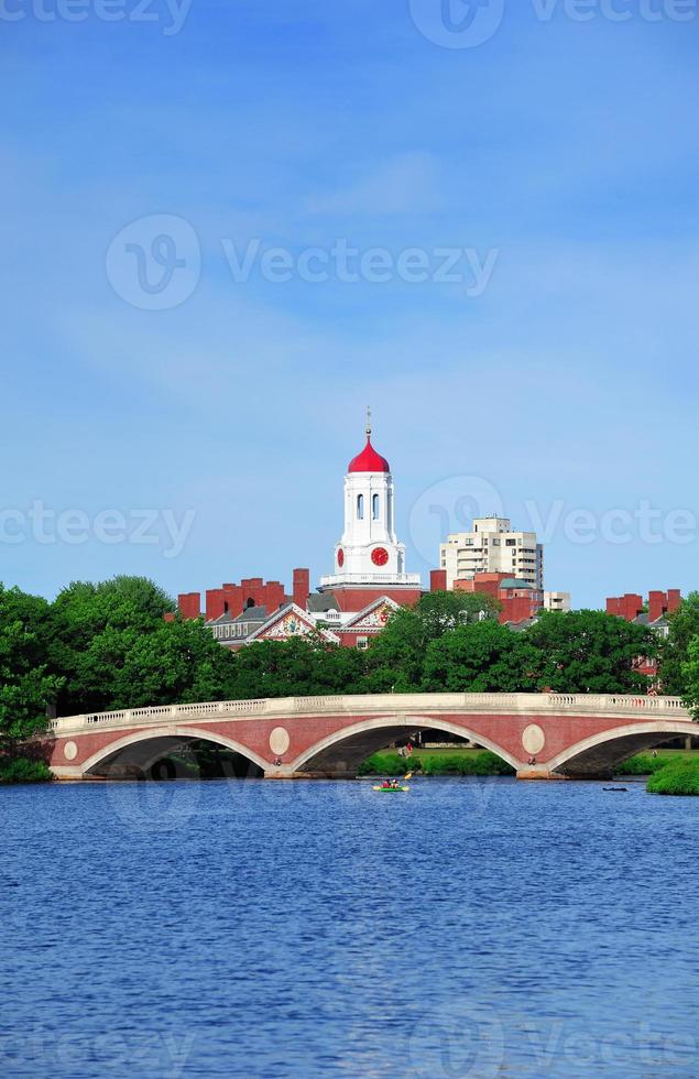 campus universitario di boston harvard con ponte foto