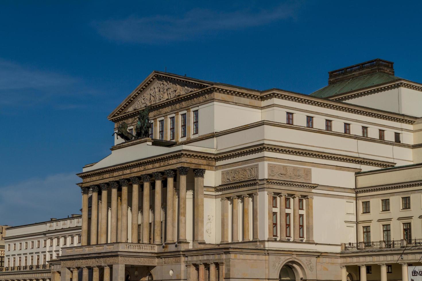 varsavia, polonia - teatro dell'opera nazionale e edificio del teatro nazionale foto