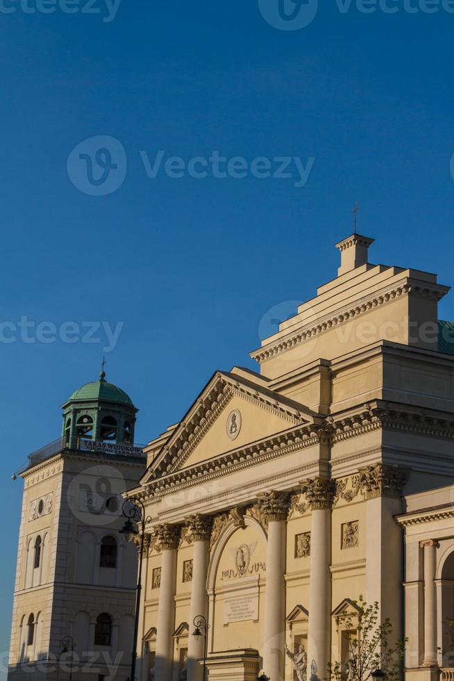 Varsavia, Polonia. chiesa neoclassica di sant'anna nel centro storico. patrimonio mondiale dell'unesco. foto