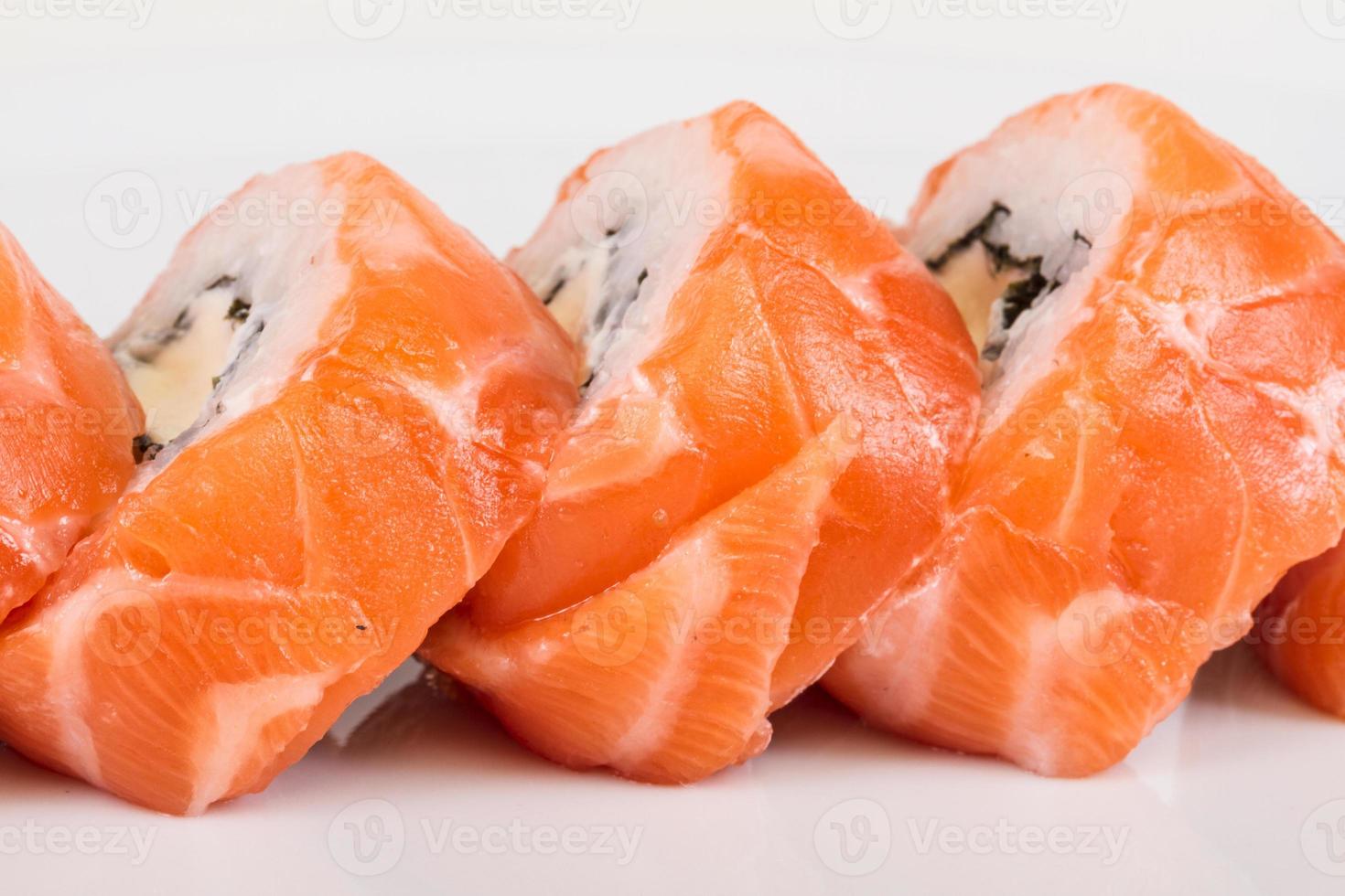 sushi giapponese cibo tradizionale giapponese. rotolo a base di salmone, cavair rosso, uova e panna foto