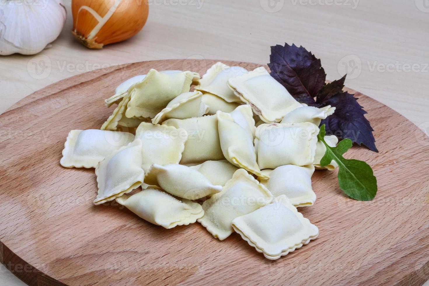 ravioli crudi su una tavola foto