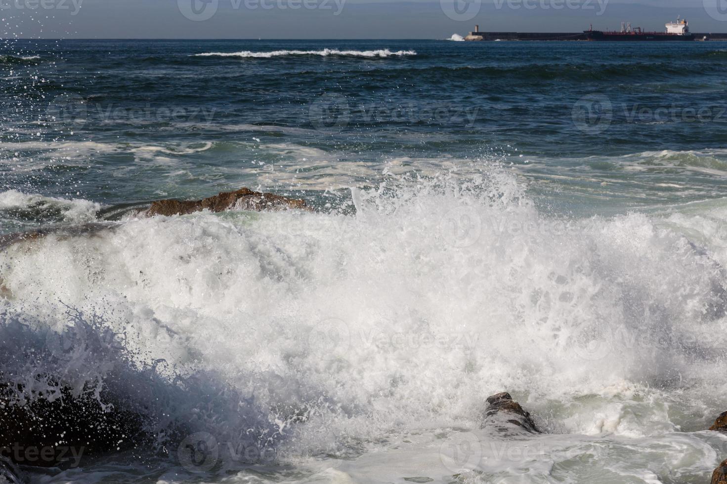 onde che si infrangono sulla costa portoghese foto