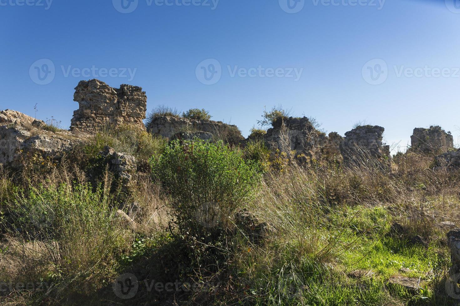 rovine a lato foto