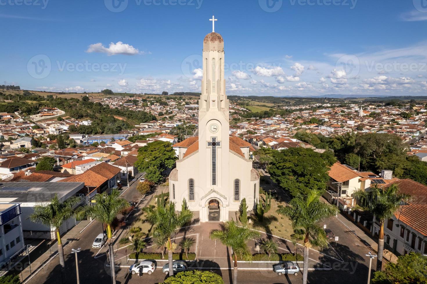 veduta aerea della cittadina di cassia, minas gerais meridionale, brasile. foto