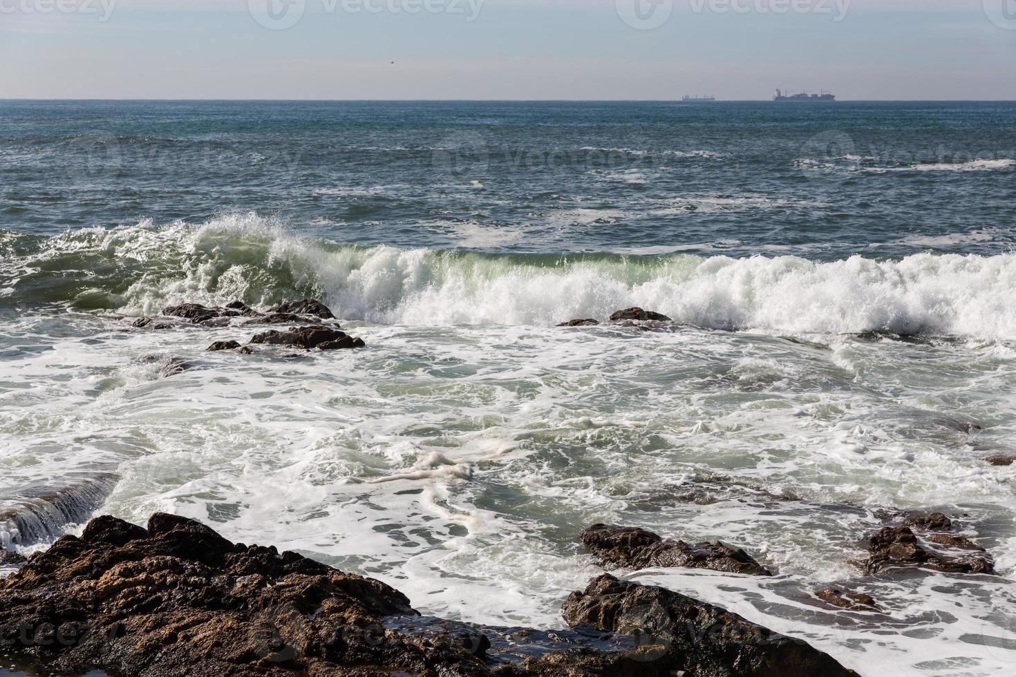 onde che si infrangono sulla costa portoghese foto