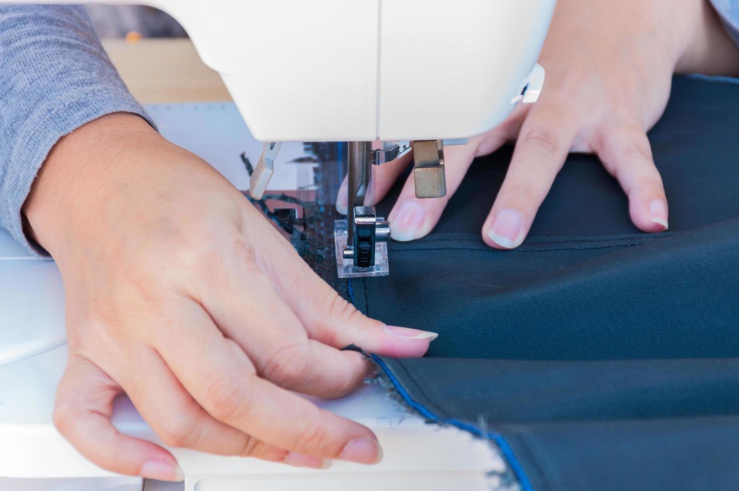 le mani della donna, facendo il suo patchwork usando la macchina da cucire foto