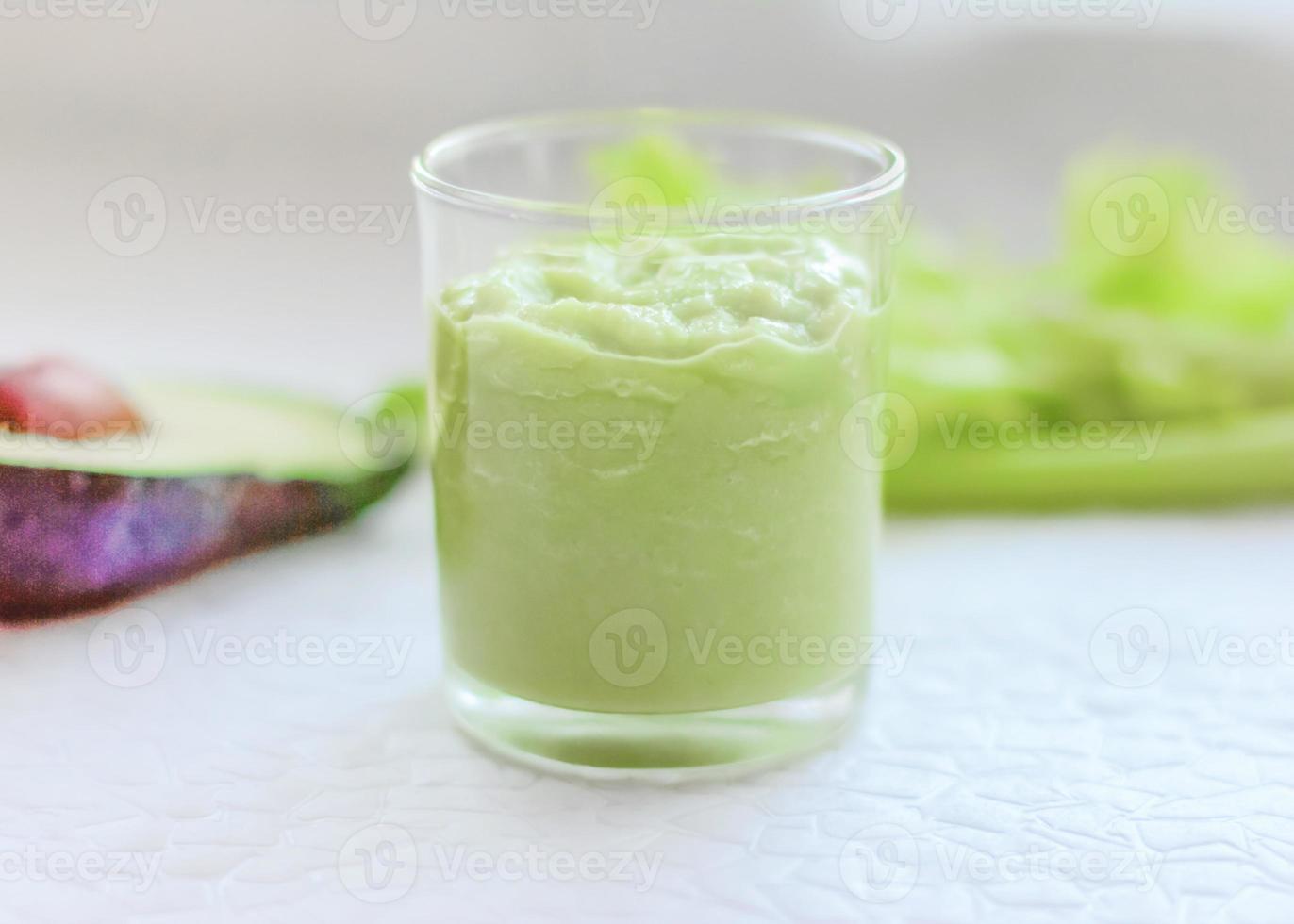 frullato di avocado e sedano. perdita di peso e concetto di cibo sano. piano alimentare vegetariano. foto