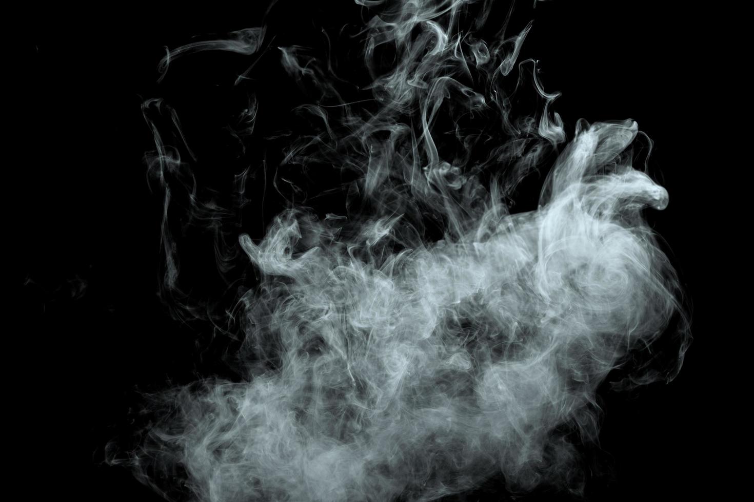 polvere astratta o effetto fumo isolato su sfondo nero foto