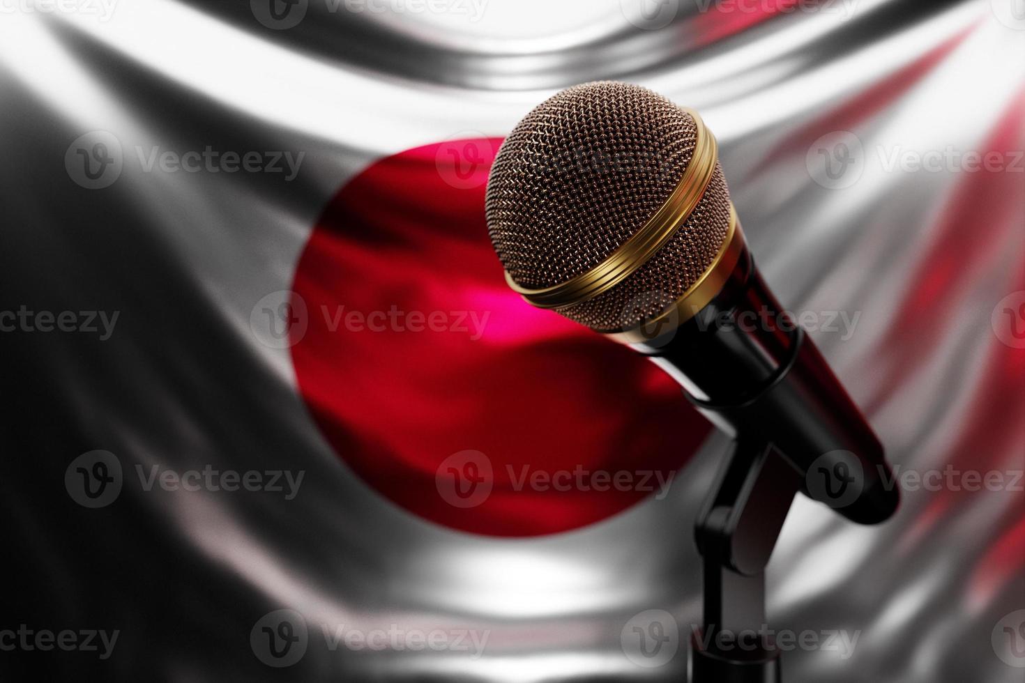 microfono sullo sfondo della bandiera nazionale del giappone, illustrazione 3d realistica. premio musicale, karaoke, radio e apparecchiature audio per studi di registrazione foto