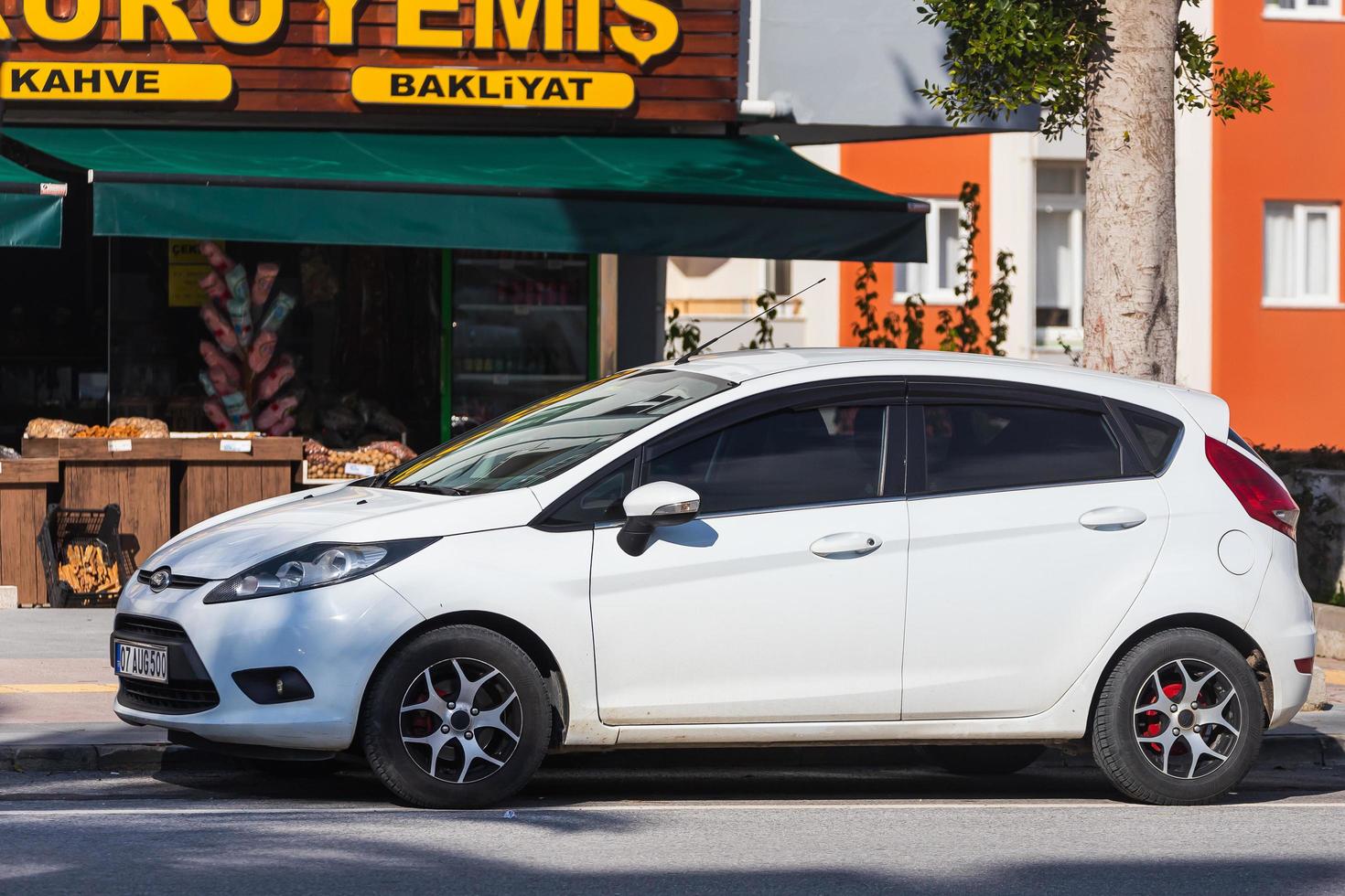 antalya turchia 04 marzo 2022 white ford fiesta è parcheggiata sulla strada in una calda giornata sullo sfondo di un edificio, negozio foto