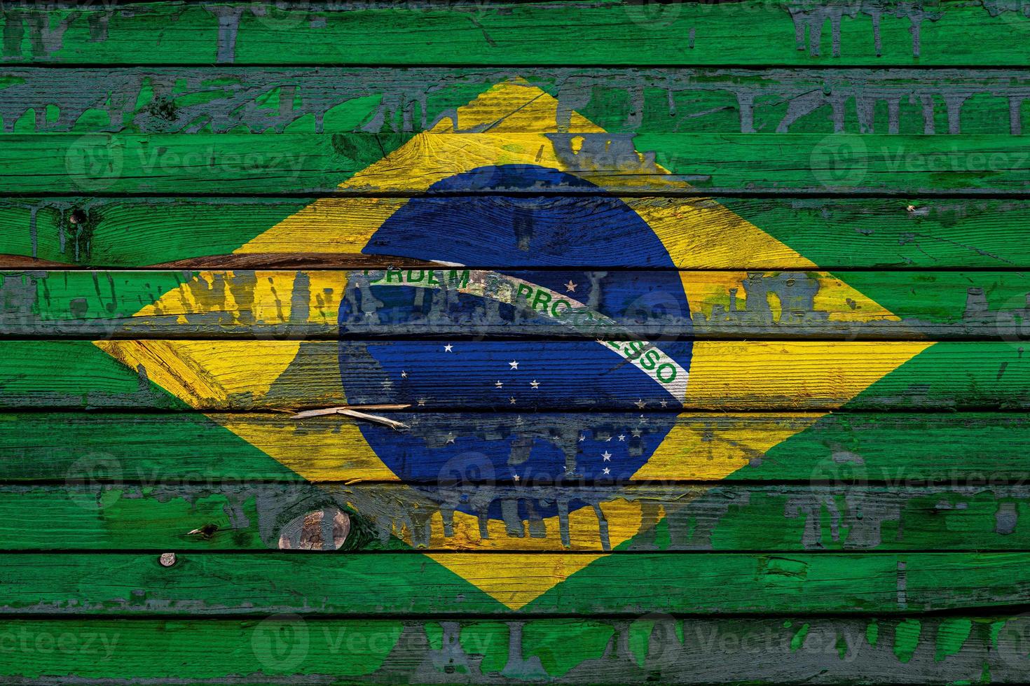 la bandiera nazionale del brasile è dipinta su assi irregolari. simbolo del paese. foto