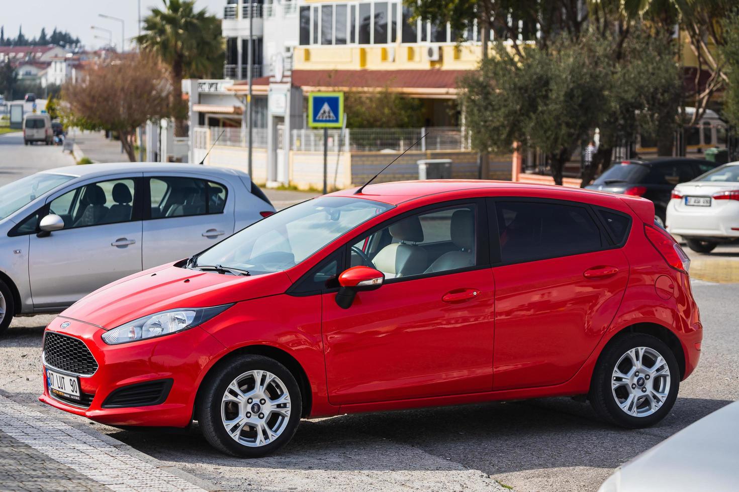 manavgat turchia 05 marzo 2022 Ford Fiesta rossa è parcheggiata per strada in una calda giornata sullo sfondo di un edificio, parco, recinzione, negozi foto