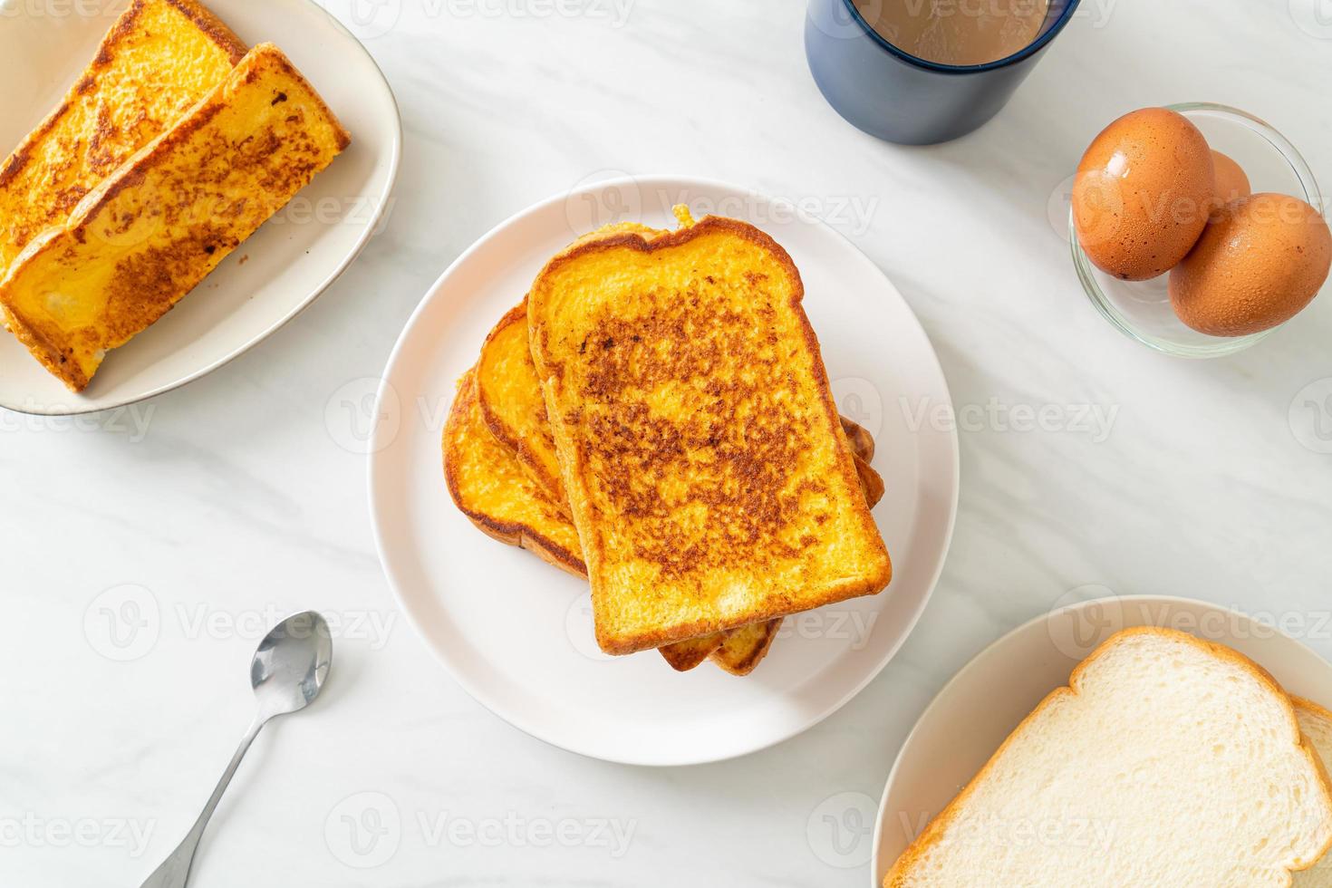 toast alla francese su piatto bianco foto