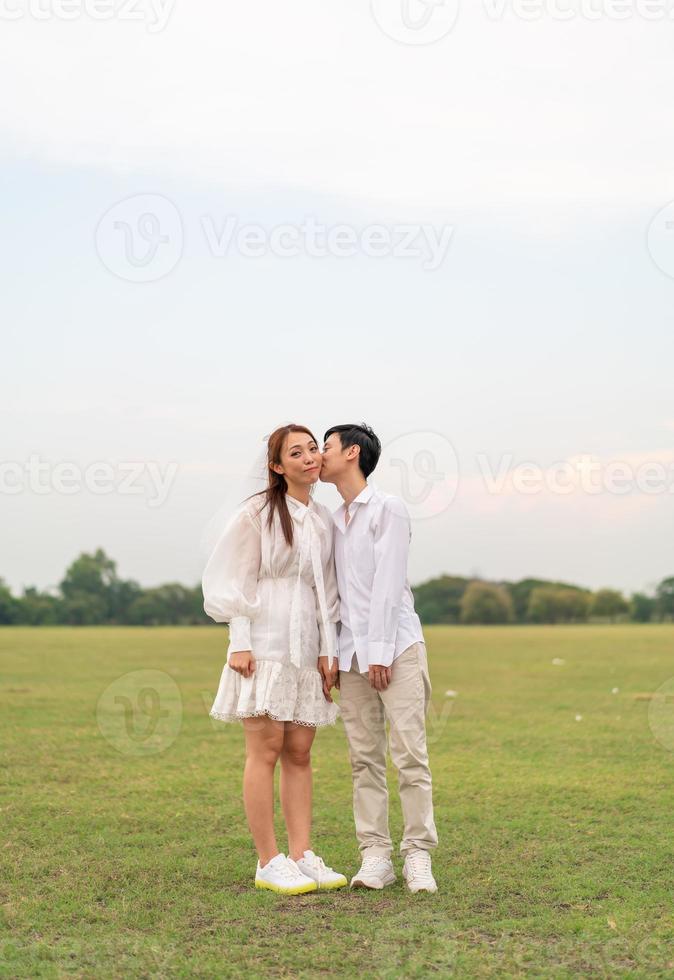 felice giovane coppia asiatica in abiti da sposa e sposo foto