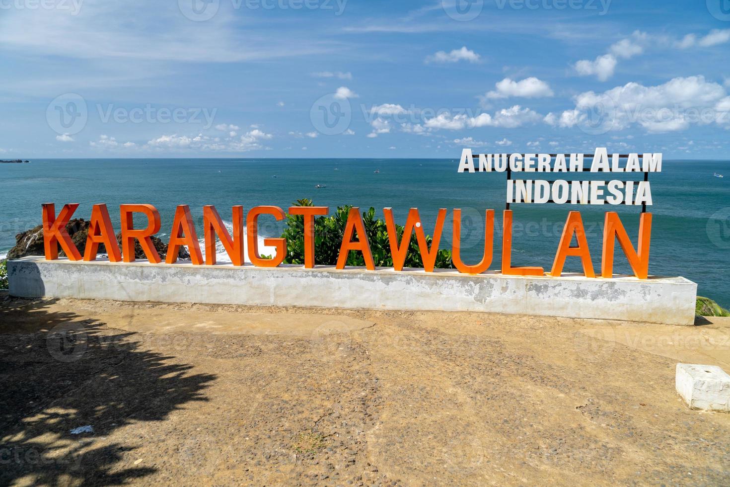 scenario naturale nella zona turistica della spiaggia di karang tawulan, tasikmalaya indonesia foto