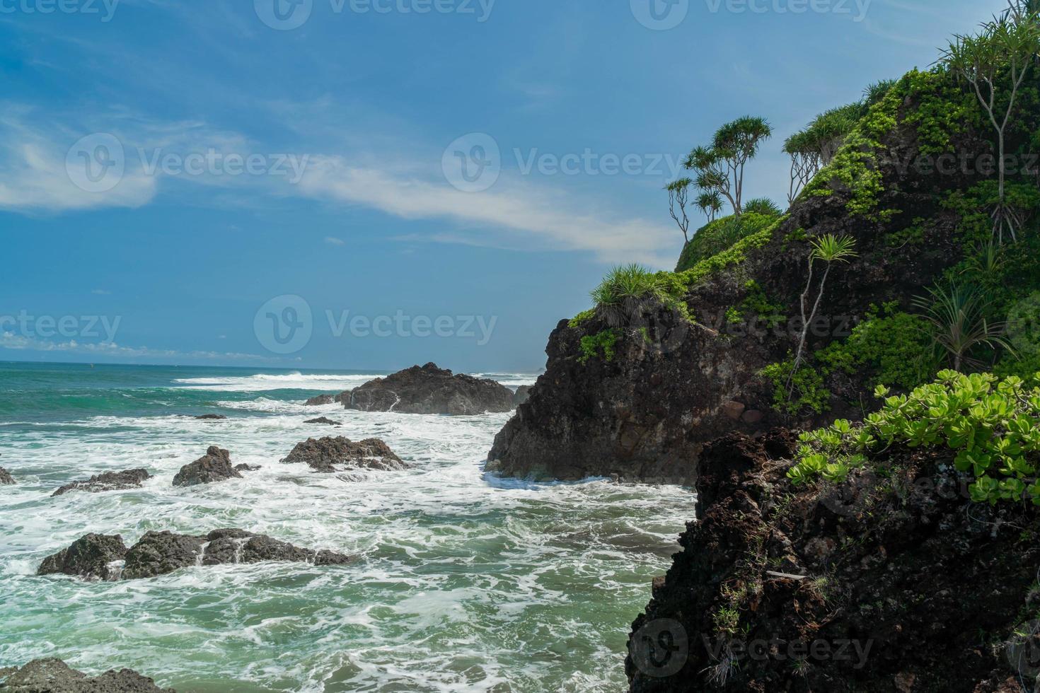 vista naturale della costa in indonesia quando il tempo è soleggiato. karang tawulan turismo balneare in indonesia foto