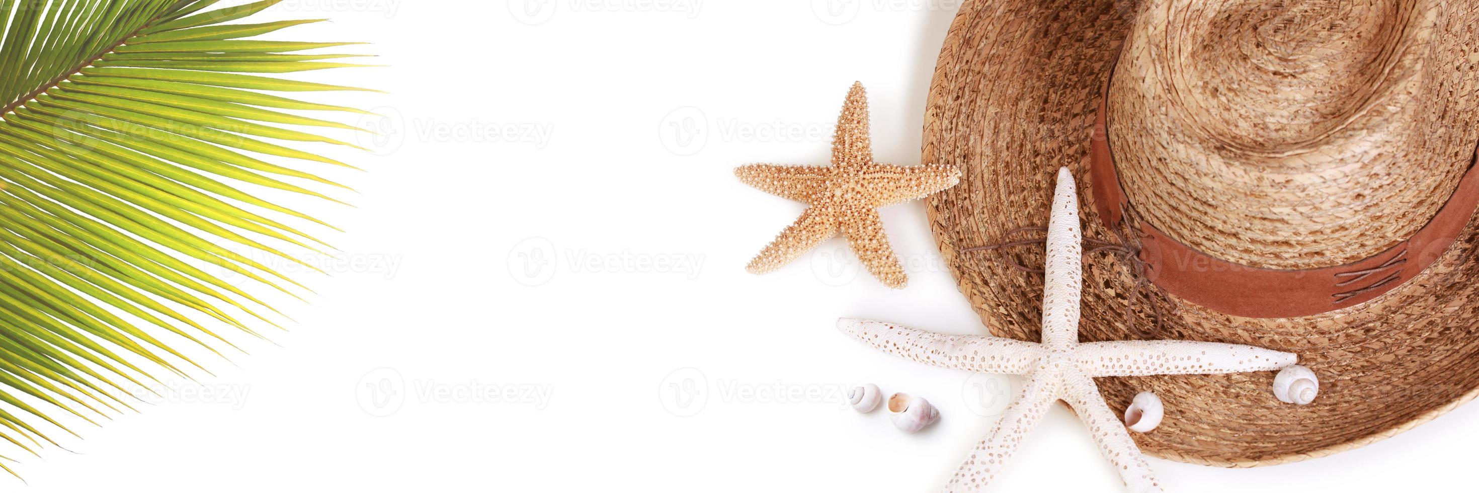 concetto nautico con foglia di palma, cappello da spiaggia, stelle marine e ananas. foto
