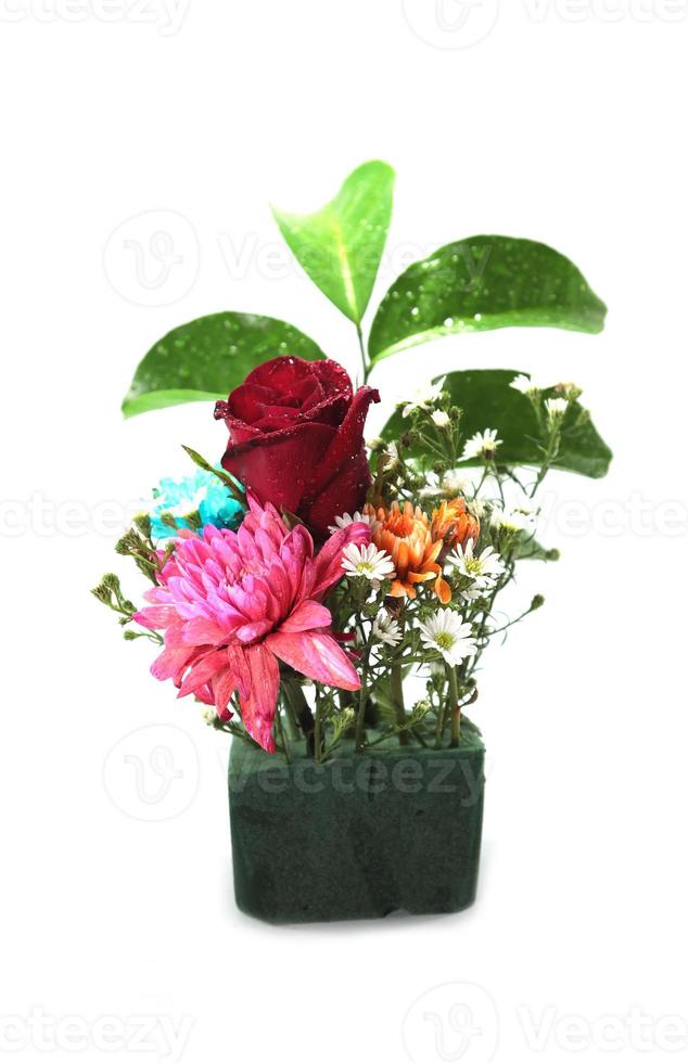 rose rosse-crisantemi rosa e piccoli fiori disposti magnificamente nei giorni e nelle feste importanti. su sfondo bianco foto
