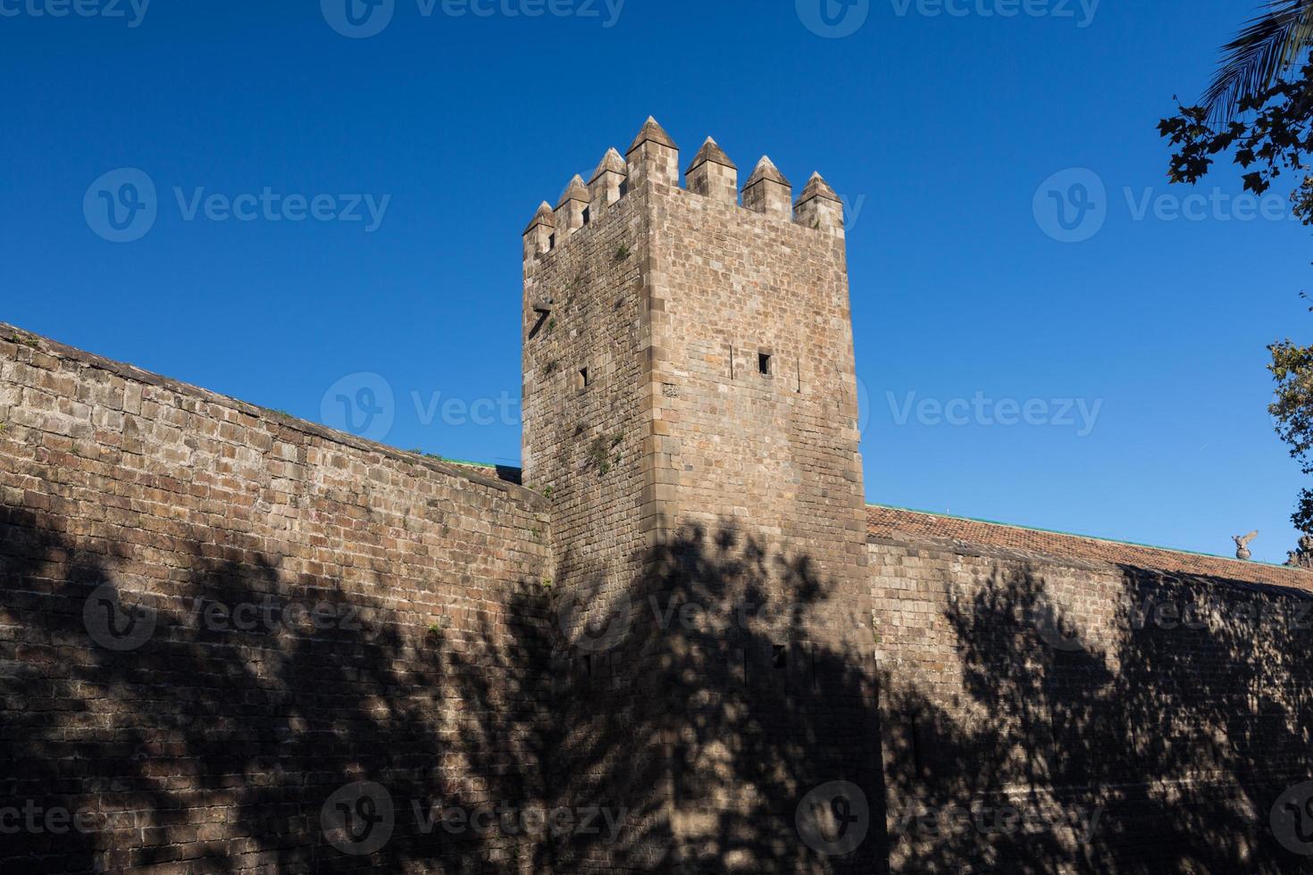 vecchio muro e torre della città di Barcellona foto